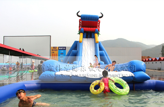 充氣水滑梯體驗(yàn)好玩的滑道夏季水樂園趣味充氣大滑梯
